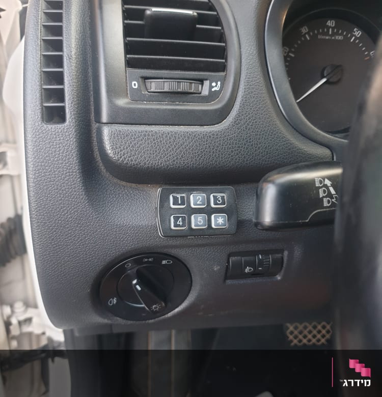 לוח מקשים ומתגים בלוח מחוונים של רכב